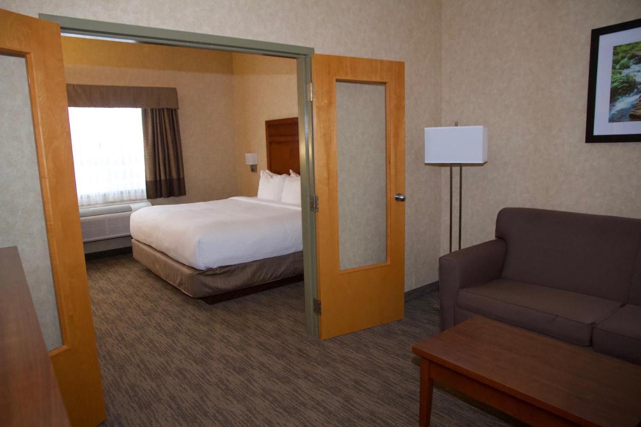 Days Inn & Suites By Wyndham Brooks Exterior photo