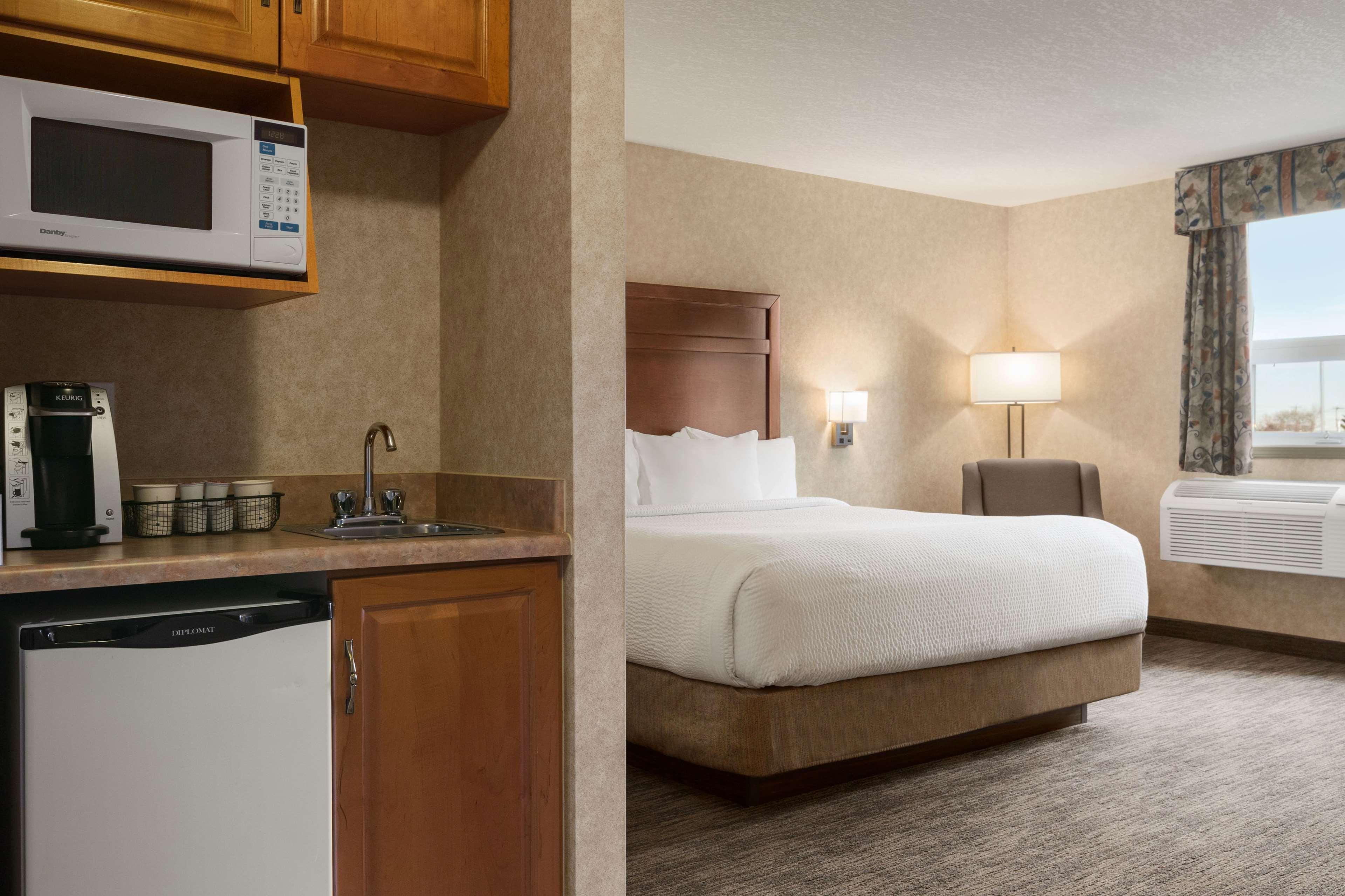 Days Inn & Suites By Wyndham Brooks Exterior photo