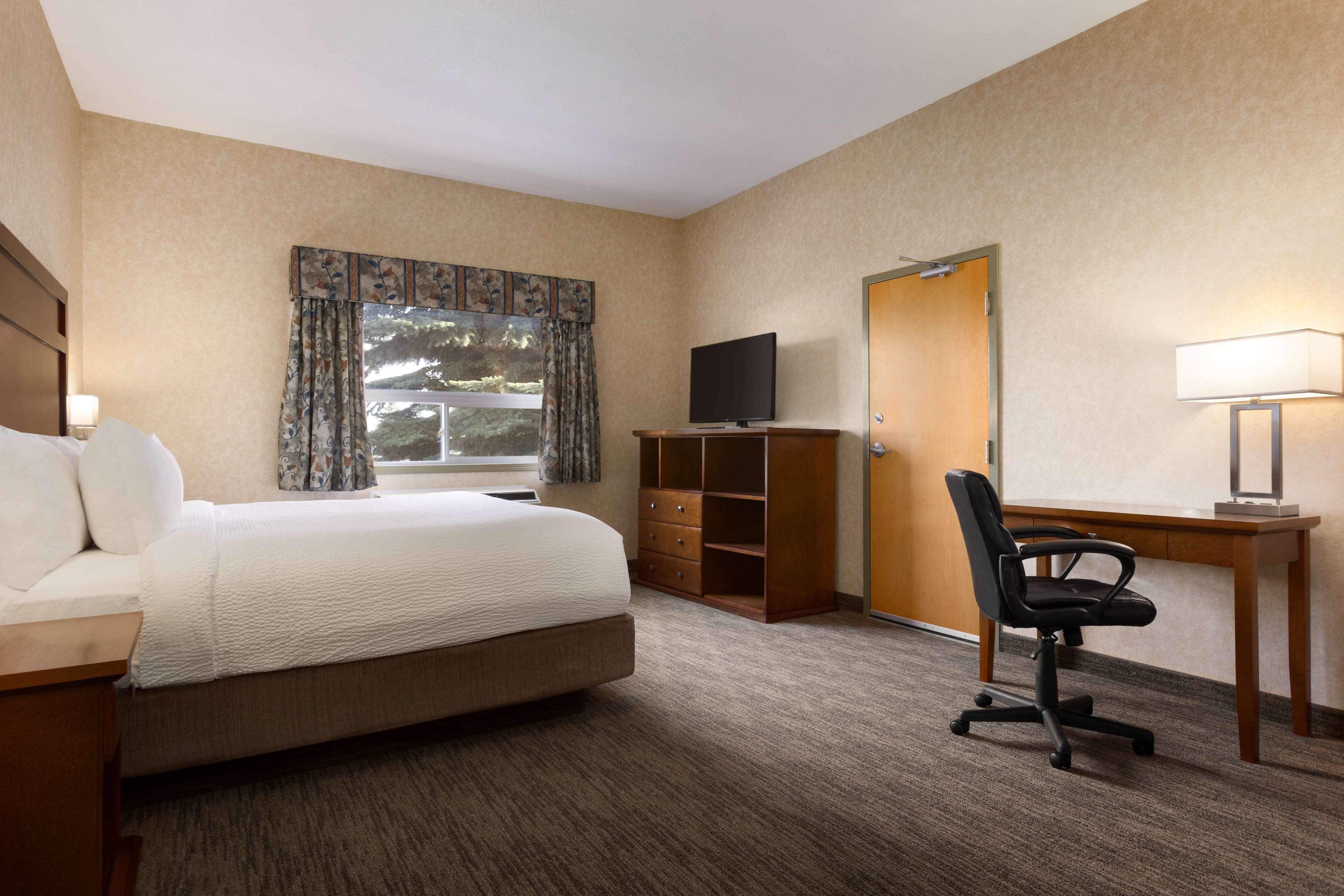 Days Inn & Suites By Wyndham Brooks Exterior photo