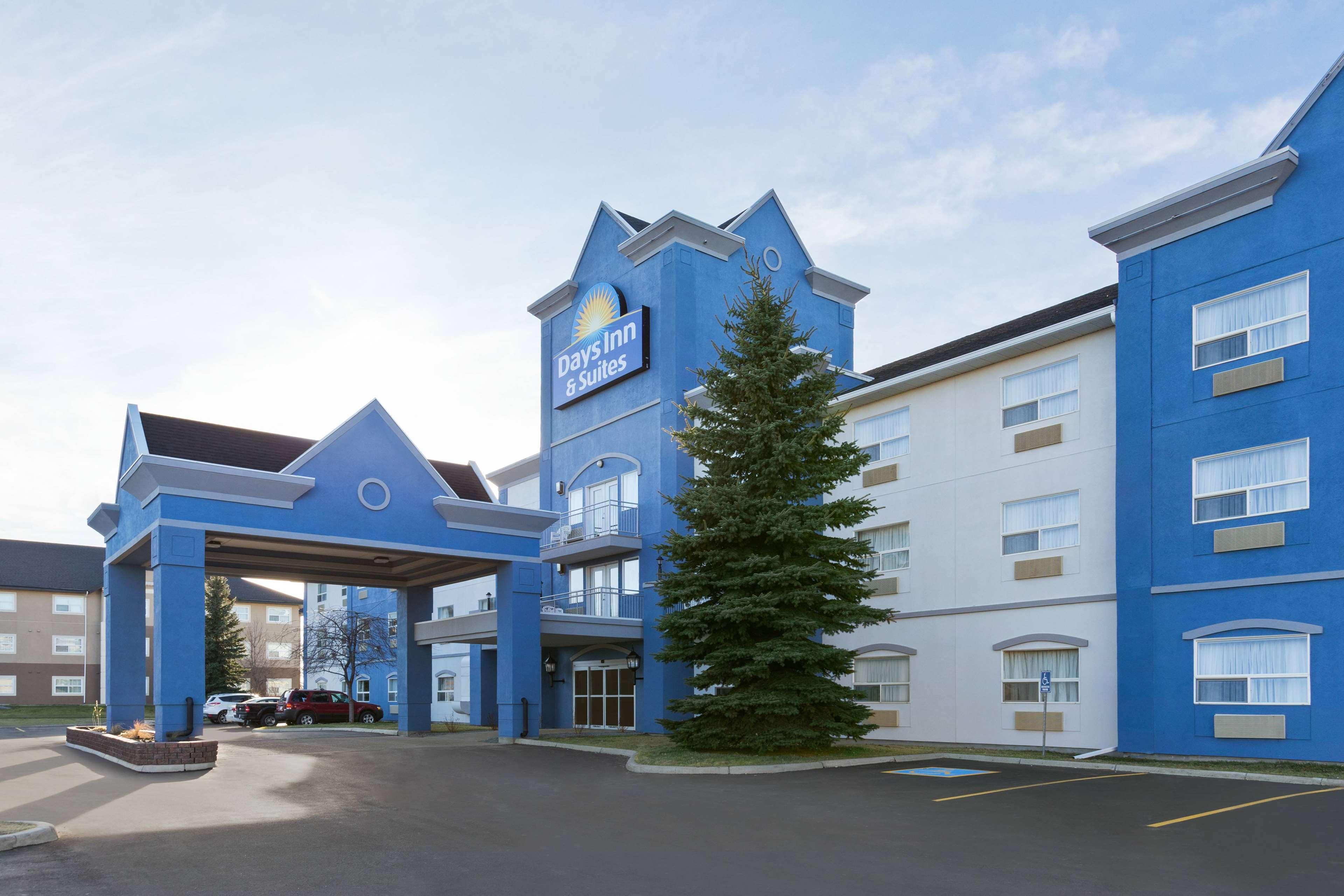 Days Inn & Suites By Wyndham Brooks Exterior photo