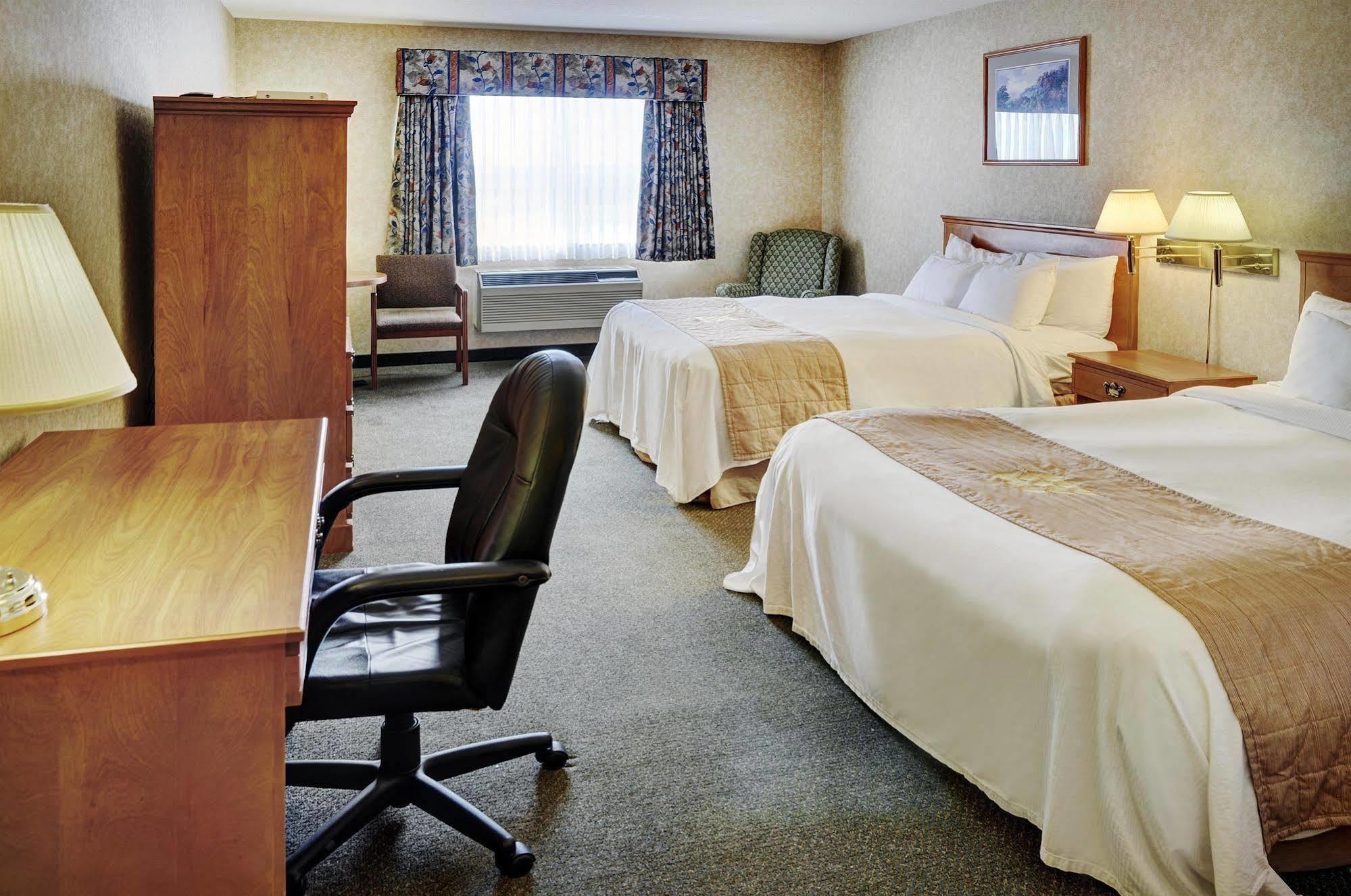 Days Inn & Suites By Wyndham Brooks Exterior photo