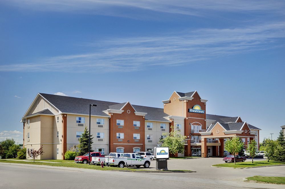 Days Inn & Suites By Wyndham Brooks Exterior photo